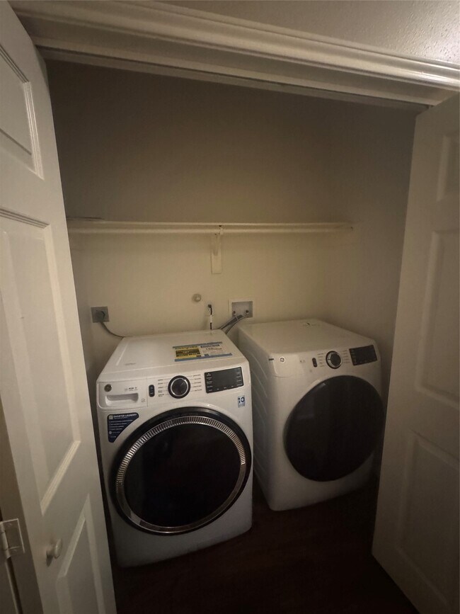 Building Photo - 4822 Silverlake Dr