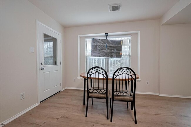 Building Photo - 8435 Westknoll Ln