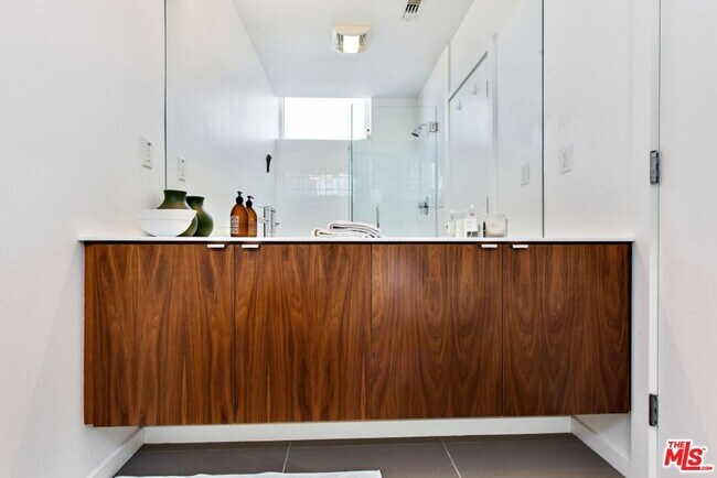Building Photo - 140 S Gramercy Pl