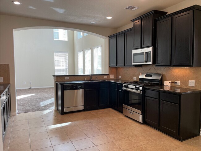 Building Photo - 627 Oak Cir Dr E