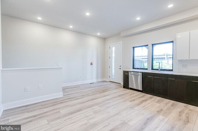 Building Photo - Brand New Luxury Apartments