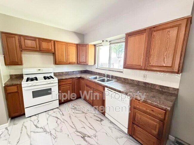 Building Photo - 675 Lilac Dr