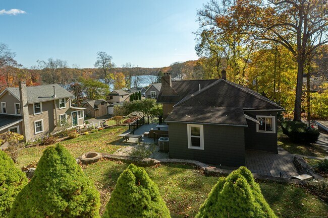 Building Photo - 21 Edge Hill Rd