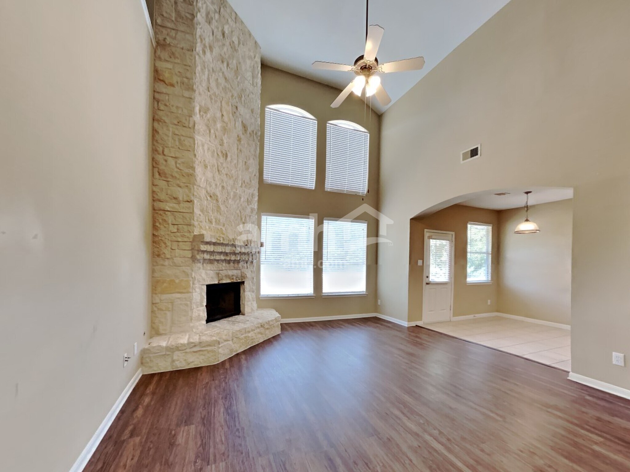 Building Photo - 912 Summer Wood Blvd