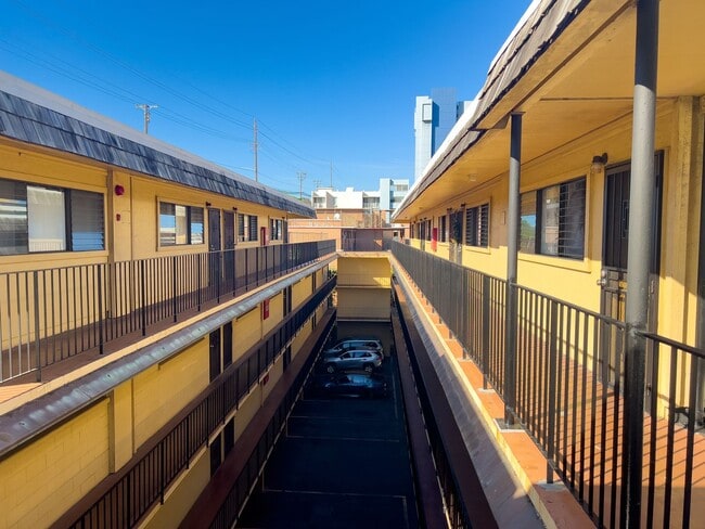 Building Photo - 2 Bed / 1 Bath Apartment in Salt Lake – Great Location!