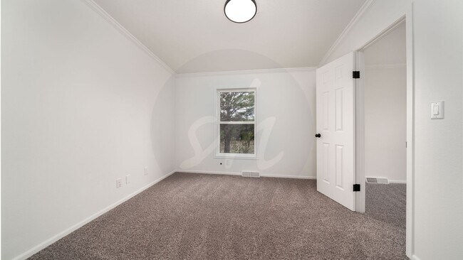 Building Photo - Spacious 4 Bedroom Near Woodman & Black Fo...