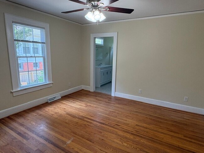 Building Photo - Newly Renovated - Large Backyard - 2/2 House!!
