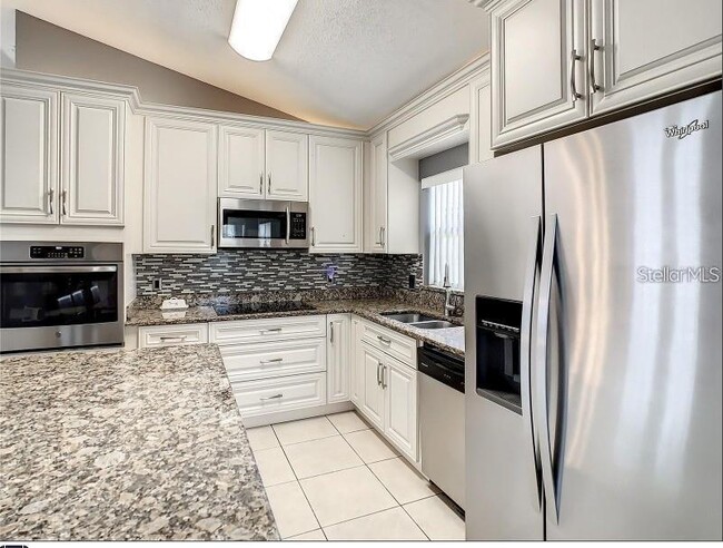 Building Photo - 9655 Hollyhill Dr