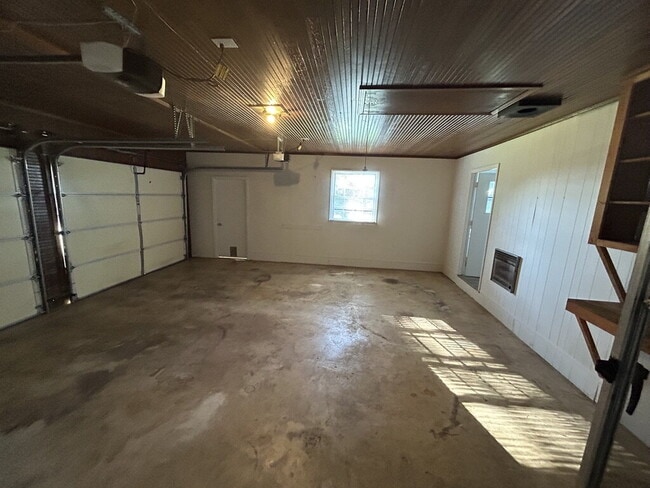Building Photo - 3-Bedroom 2-Bathroom Home with 2 car garage  in Prime Cookeville Location!