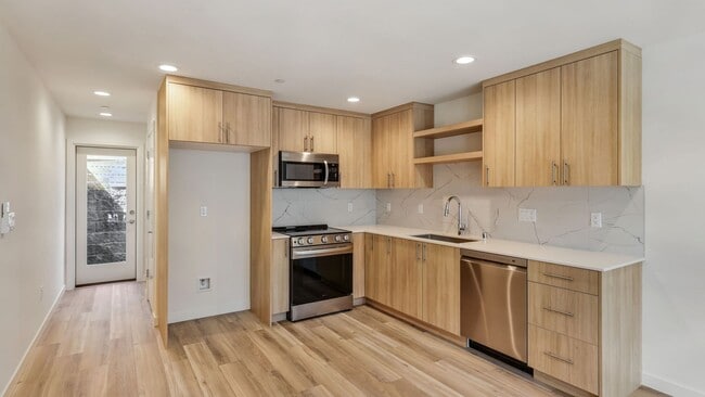 Building Photo - Modern Mount Baker Living