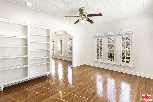 Building Photo - 143 S Mansfield Ave