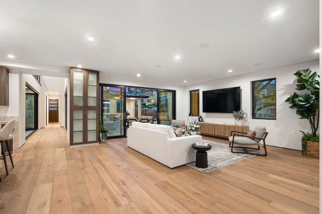 Building Photo - 5610 Bellevue Ave