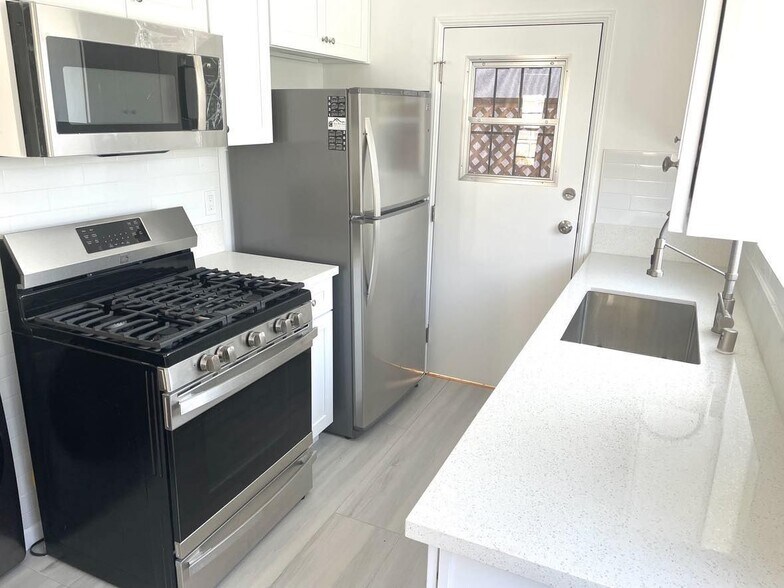 kitchen - 3408 Pearl St