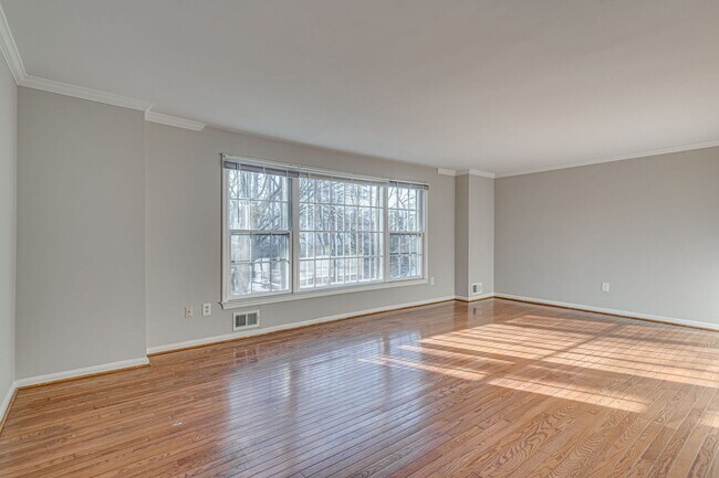 Building Photo - Renovated Home in Pinewood Lake Neighborhood