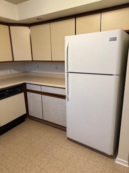 Kitchen photo 1 - 1064 Anderson Ferry Rd