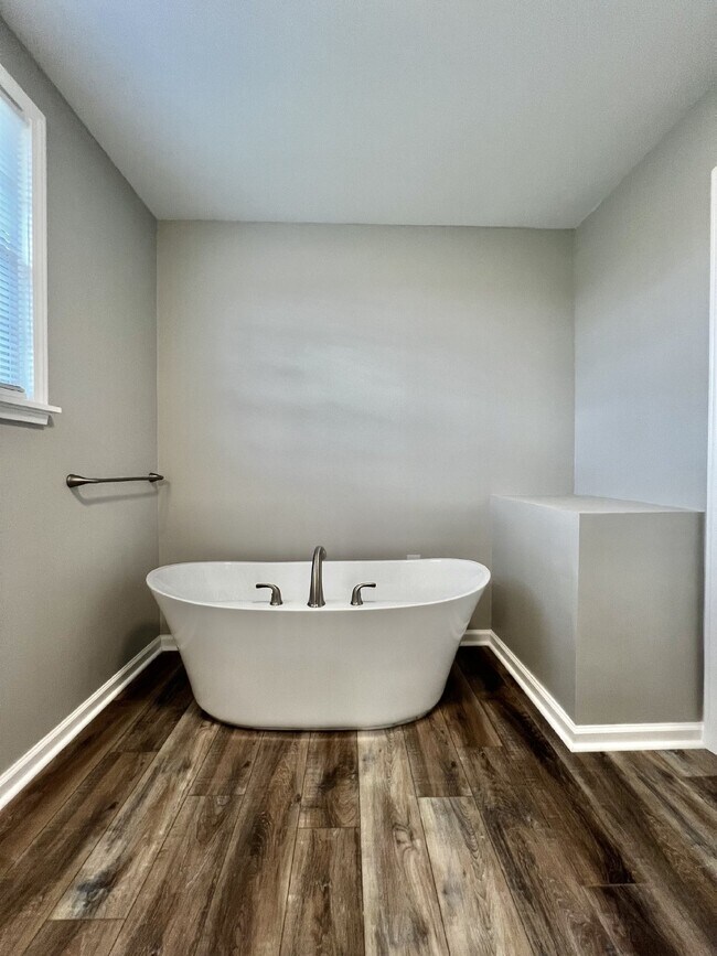 Building Photo - 105 Ambrose Dr