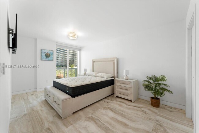 Building Photo - 5900 Collins Ave