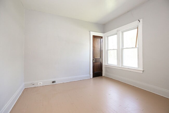 Building Photo - 11519 Carolina Ave