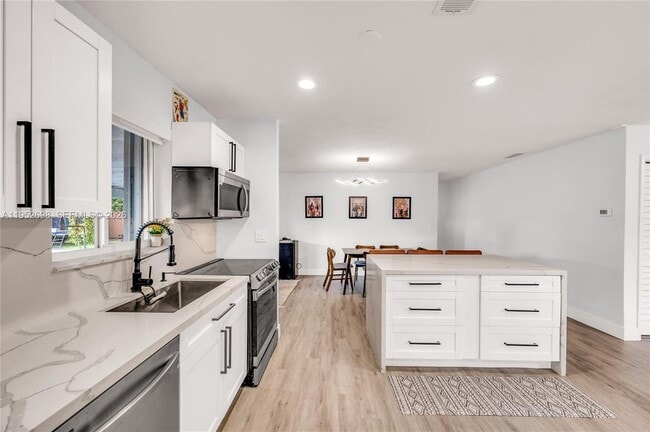 Building Photo - 15930 SW 90th Ave