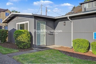 Building Photo - Updated Two Bedroom Unit in St Johns!