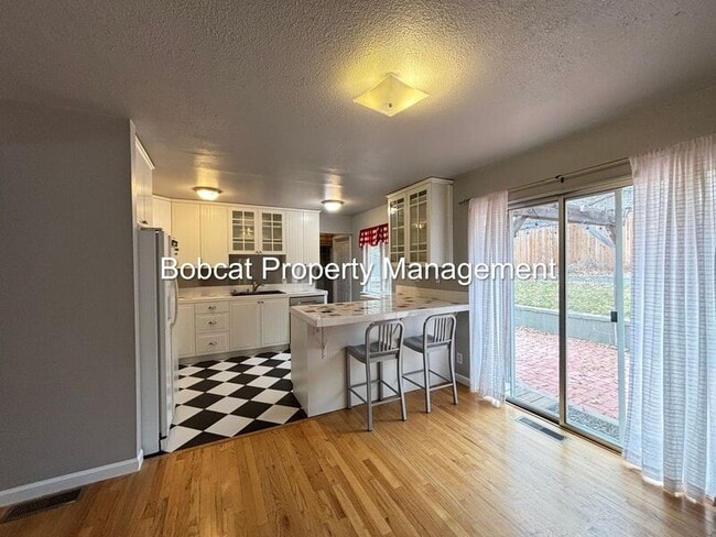 Building Photo - 708 Highland St