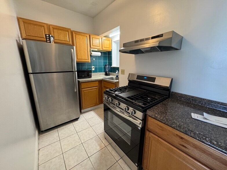 Building Photo - 10 Saunders St