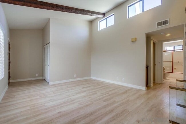 Building Photo - Light, Bright + Airy 2 Bed, 2 Bath Second Floor Condo in Highly Desirable Hillcrest!