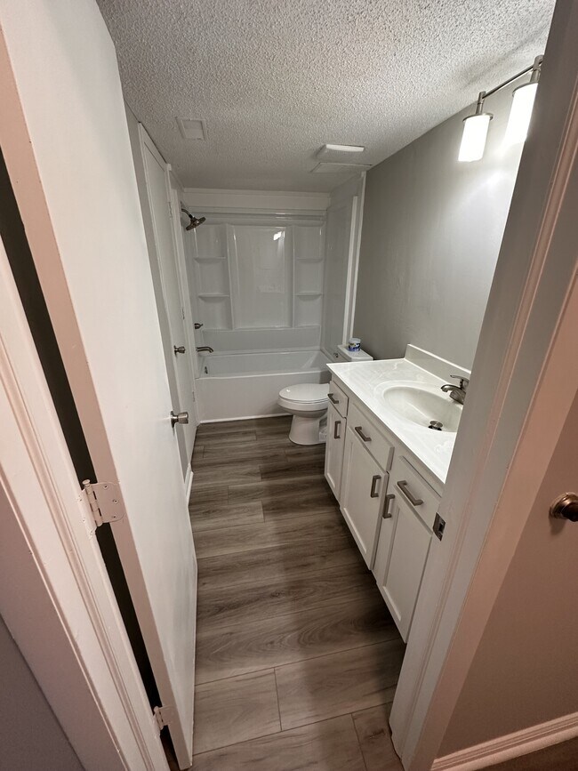 Building Photo - 1600 Park Cir