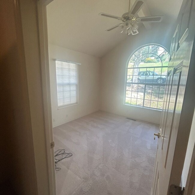 Building Photo - Beautiful Lake Wildwood Home with private back yard.