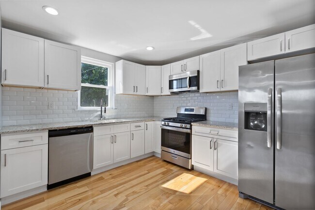 Building Photo - Wow! South Philly Modern 3 Bed 2 Bath Home! Yard! Central Air! W/D! H/W Floors! Gorgeous!