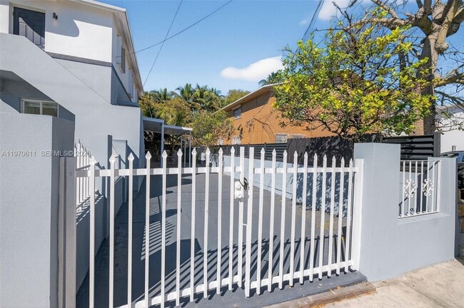 Building Photo - 1801 SW 5th St