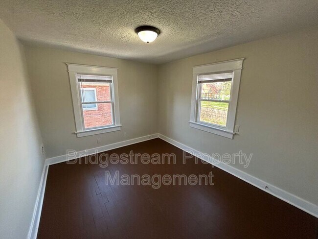 Building Photo - 101 E Bruce Ave