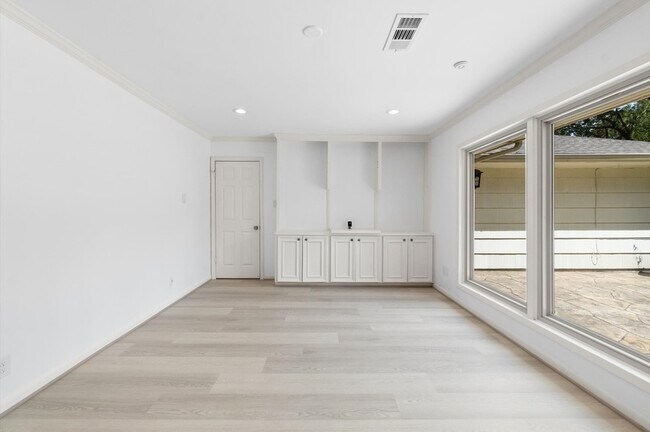 Building Photo - 6249 Overbrook Ln