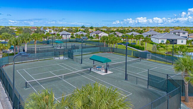 Building Photo - 758 SE Courances Dr