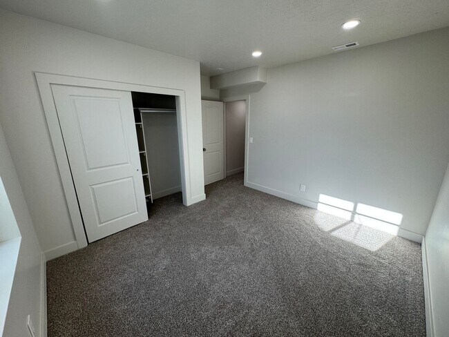 Building Photo - Recently Finished Basement! 3 bed 2 bath - in unit laundry!