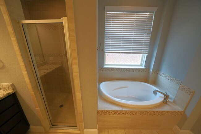 Building Photo - Executive Style Rental Now Available in Bo...