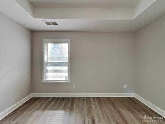 Building Photo - 2300 Saluda Dr