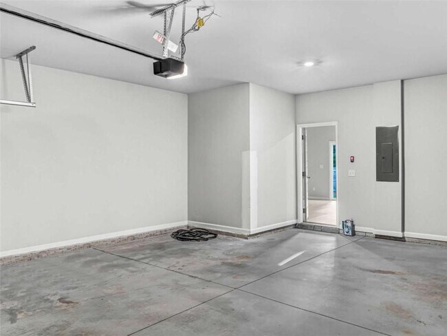Building Photo - 2054 Maplewood Way