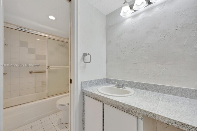 Building Photo - 6890 N Kendall Dr