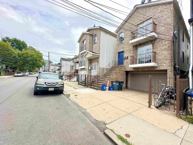 Building Photo - 47 Jewett Ave