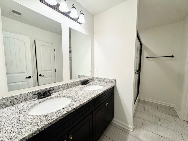 Building Photo - 3 Bedroom, 2 Bath w/ Immediate Availability in Walhalla