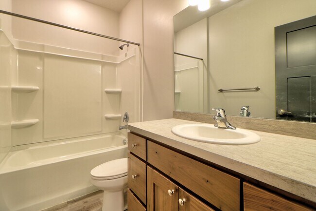 Building Photo - 67 E 500 S