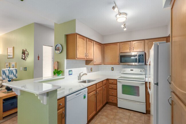 Building Photo - Two bedroom condo