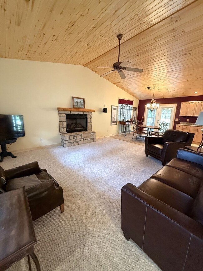 Building Photo - Beautiful 3BD/2BA Home In Lake Forest Comm...
