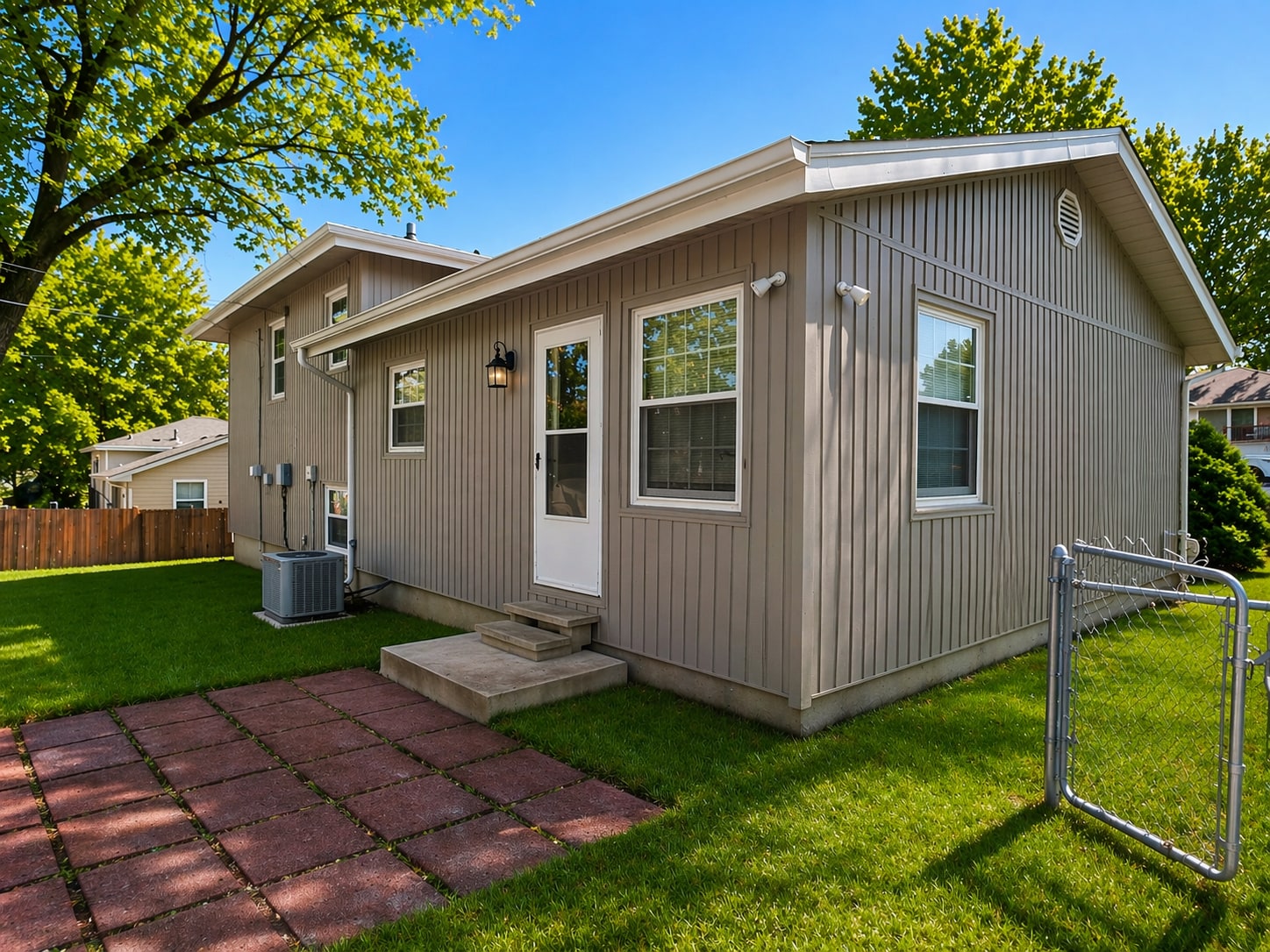 Building Photo - 500 NE 113th Ter