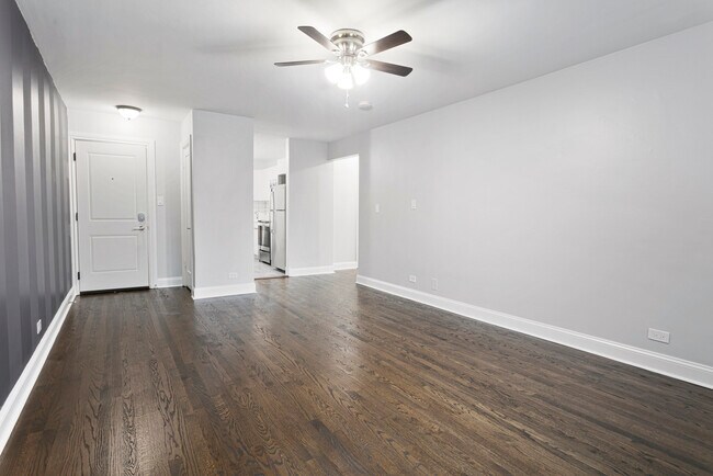 Building Photo - 7634 N Eastlake Terrace