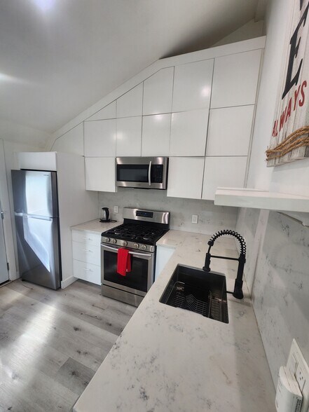 Building Photo - 6307 Calvin Ave