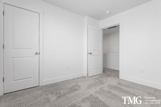 Building Photo - 977 Creer Way