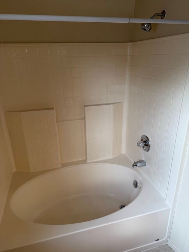 Building Photo - Huge Three Bedroom Townhouse with Garage and Backyard!