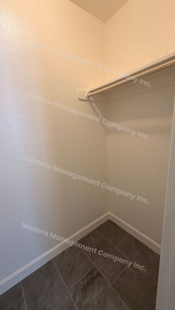 Building Photo - 4 Bed/ 2 Bath Available Now!